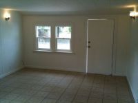 2712-1/2 N Cedar : Living Room